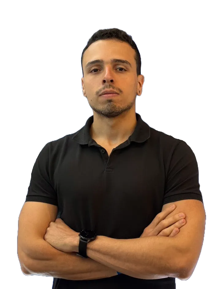 Lucas Neves, o Gerente Snow, de braços cruzados
